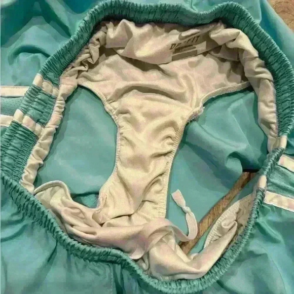 Nike Dri-Fit woman’s shorts size medium - Picture 2 of 11